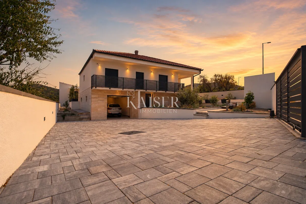 Biograd környéke - modern ház medencével és privát szférával