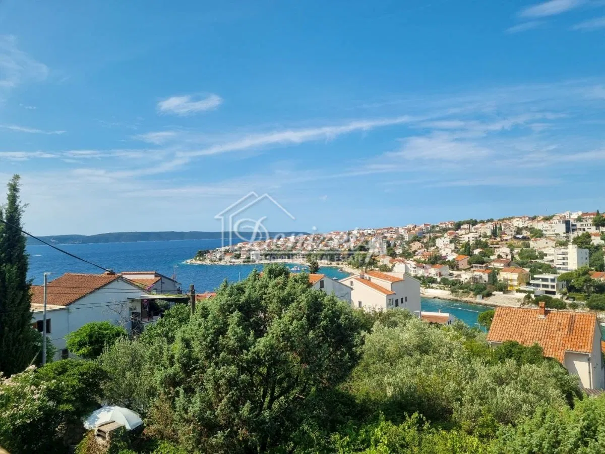 Okrug Gornji, kuća s pogledom na more, 160 m od plaže