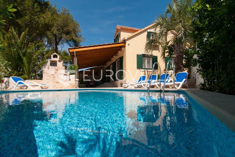Brač, lijepa mediteranska kuća na jedinstvenoj lokaciji 1.red uz more