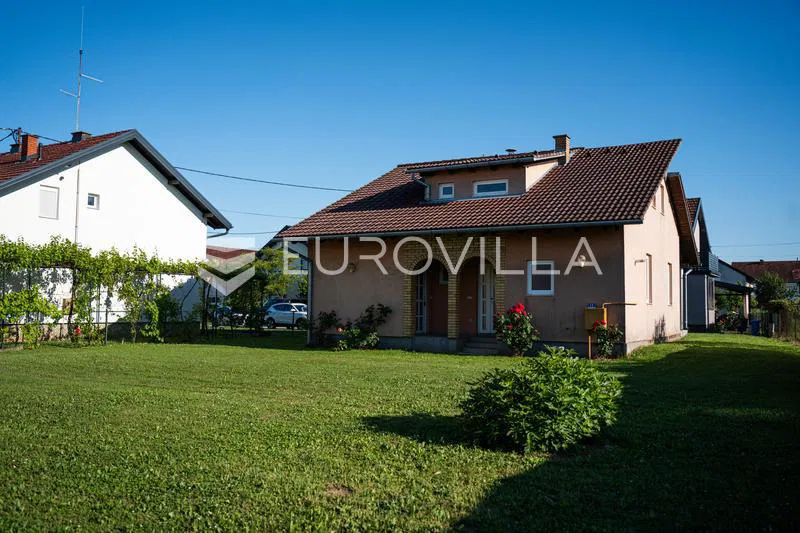 Županja, prostrana obiteljska kuća površine 180 m² na parceli od 788 m² u mirnoj ulici