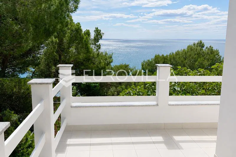 Cres, Martinšćica, samostojeća kuća 148 m², dva apartmana, samo 150 m od mora