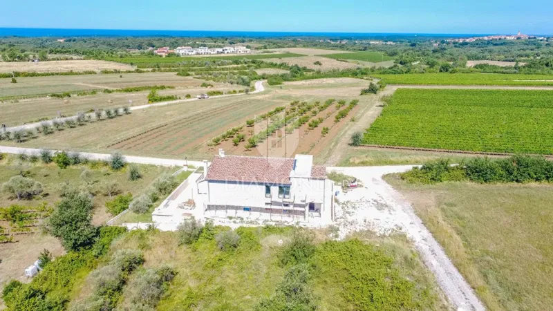 Novigrad, okolica, osunčano građevinsko zemljište s pogledom!