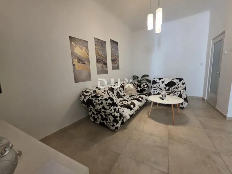 ISTRIA, PULA - For sale 2 bedrooms + living room, completely renovated apartment in the city center – 2