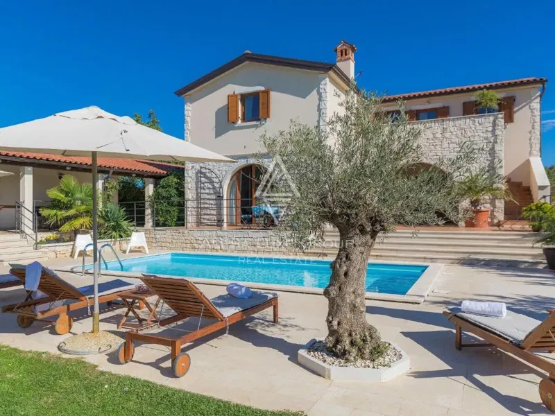 Isztria, Svetvinčenat: Rusztikus villa medencével – 3