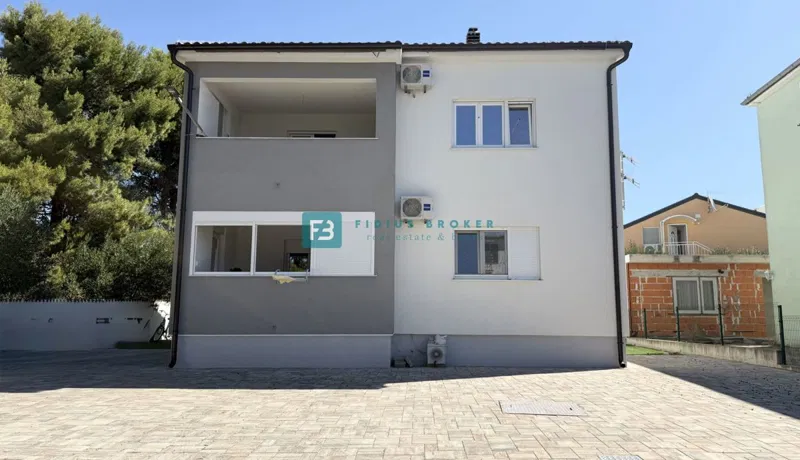 VODICE, nova, samostojna hiša, 2 ločena apartmaja, dvorišče 317 m2 – 2