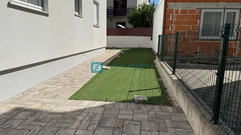 VODICE, nova, samostojna hiša, 2 ločena apartmaja, dvorišče 317 m2 – 3