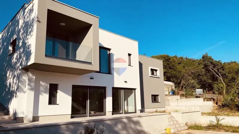 Moderna vila s bazenom - mirna lokacija u blizini mora
