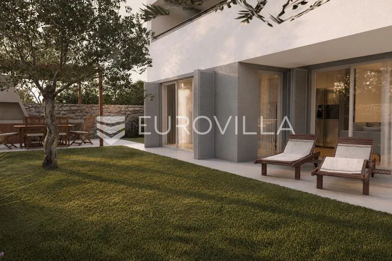 Grad Cres, Centar, luksuzan trosoban stan u prizemlju 126 m², odlična lokacija
