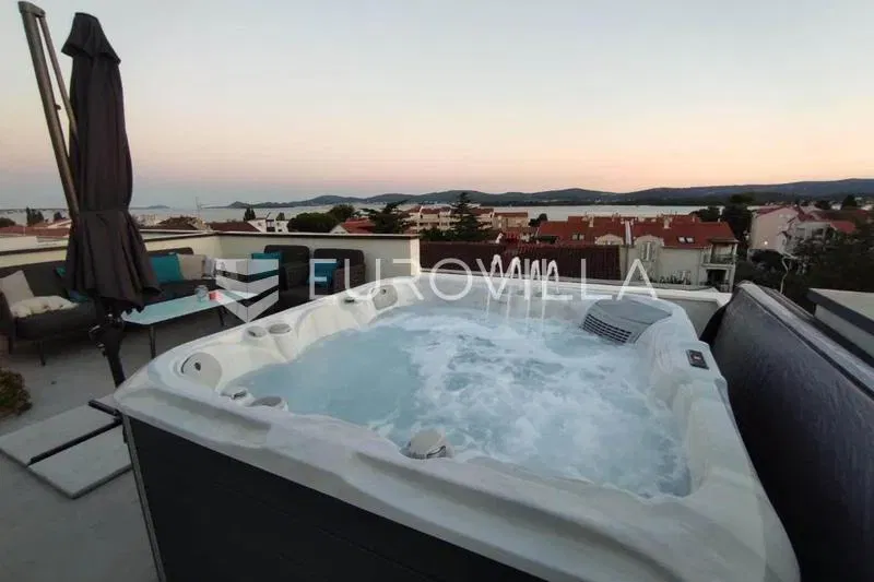 Zadar, Sv. Filip i Jakov, moderan penthouse s pogledom na more
