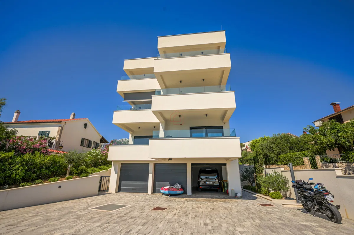 Novogradnja penthouse sa dvije spavaće sobe i panoramskim pogledom na more
