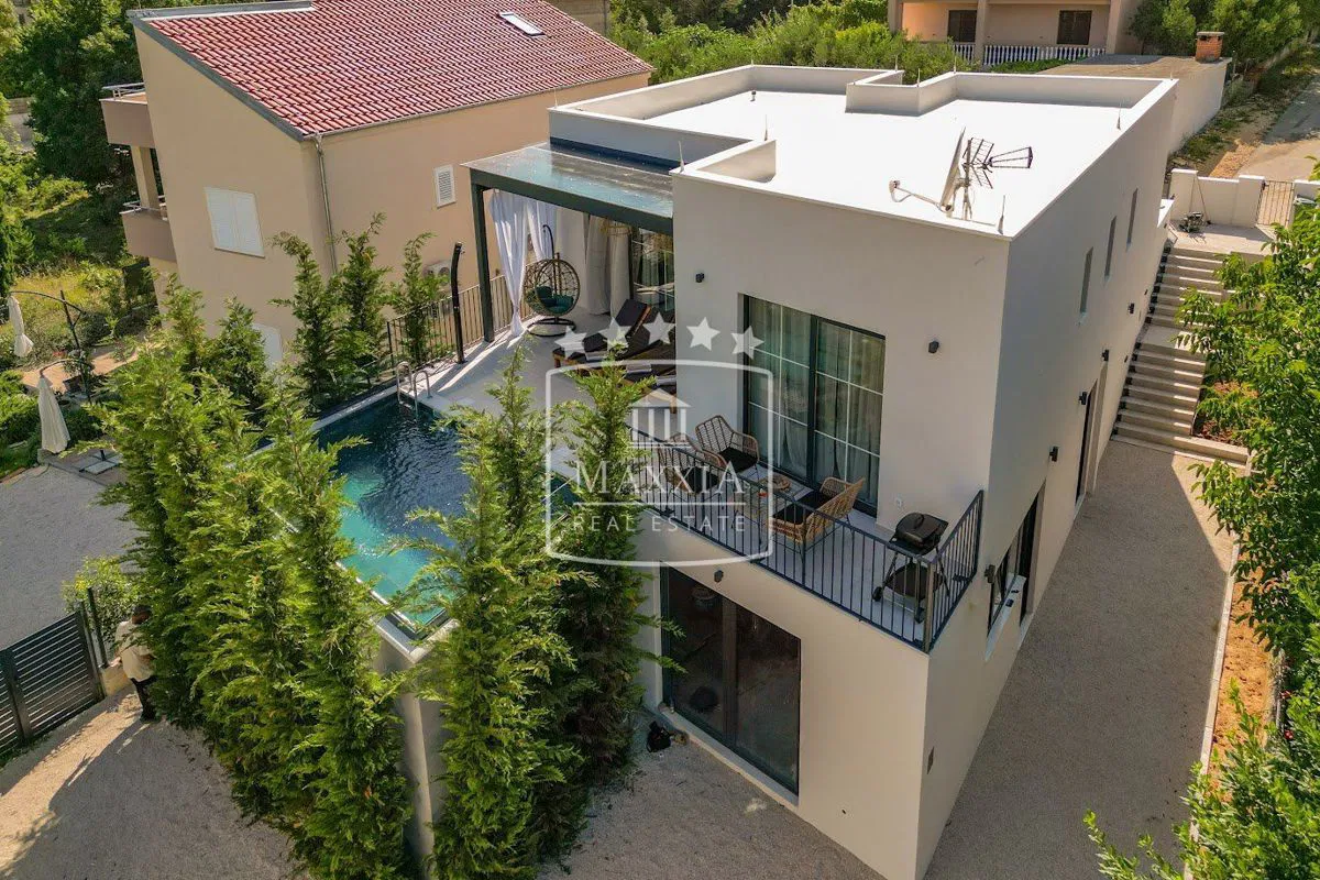Zadar - Pridraga -Moderna vila s bazenom 220m2 par metara od šljunčane plaže! 549000€
