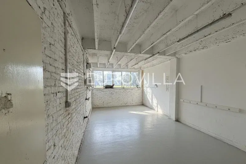 Zagreb, Dubrava, 2.600 m² office building within a business complex on a 7.200 m² plot. – 3