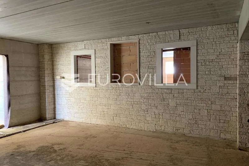 Istra, Novigrad, skladišni prostor 621 m² na izvrsnoj lokaciji