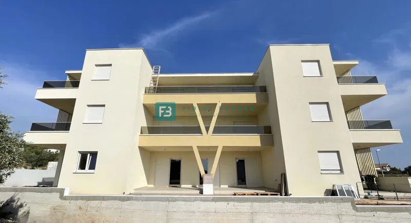 VODICE, novogradnja, 2. nadstropje, pogled na morje, 3 spalnice, shramba – 3