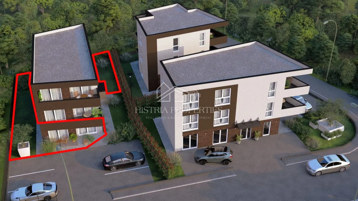 Stan u prizemlju sa 3 spavaće sobe i 137m2 dvorišta nadomak plaže