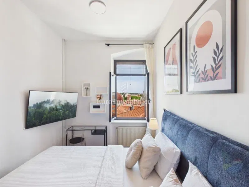 Two-Bedroom Apartment with Sea View over the Rooftops of Pula – 3