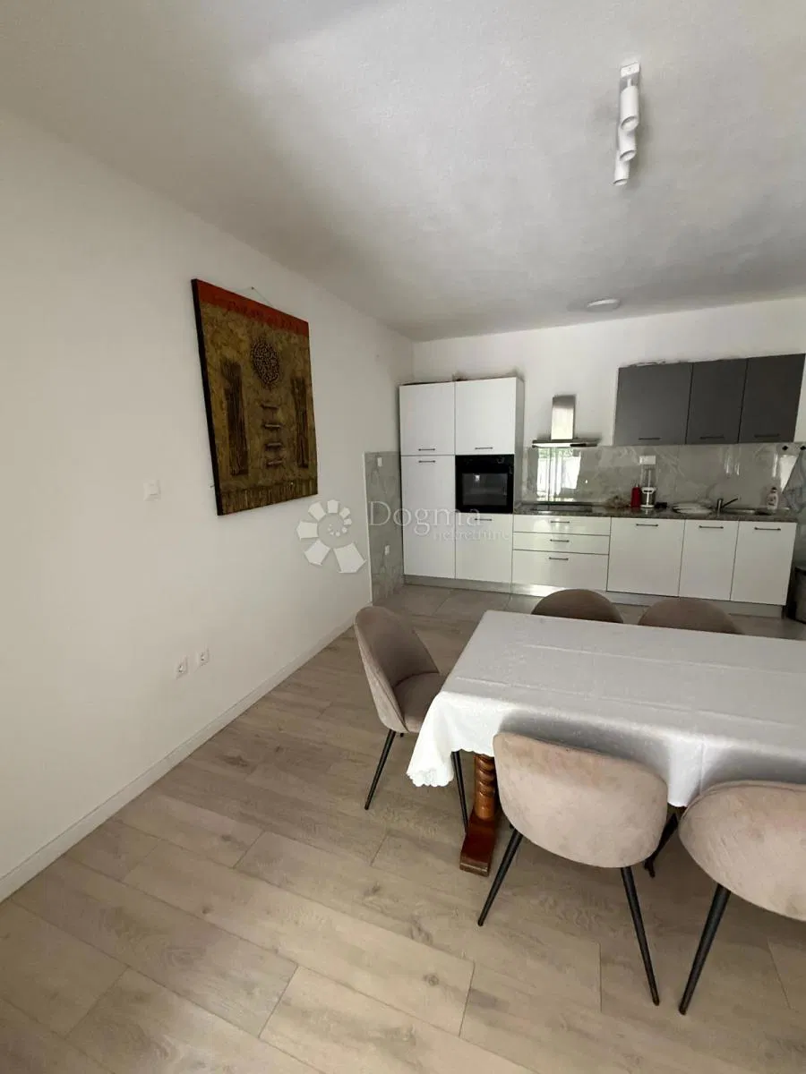 Stan u stambenoj zgradi s okućnicom – Sinj (115 m² + 361 m² dvorišta))