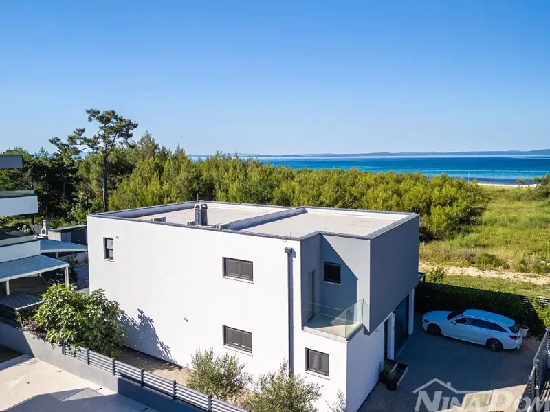 Dalmacija Privlaka Villa s bazenom 1 red do mora.