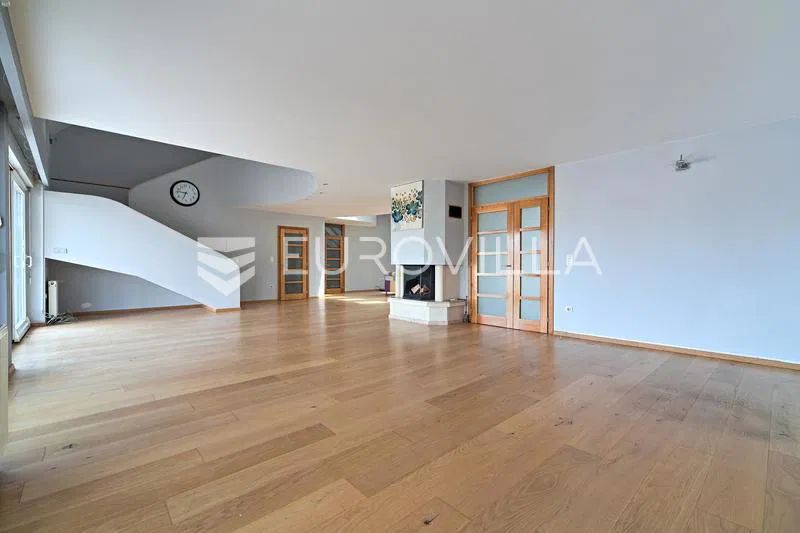 Osijek, Gornji Grad, Najam, dvoetažni stan uredi 243 m² zatvorenog prostora