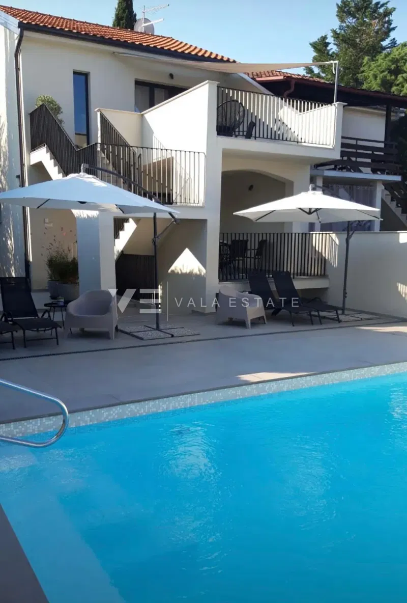 CASA INDIPENDENTE MODERNA CON DUE APPARTAMENTI E PISCINA