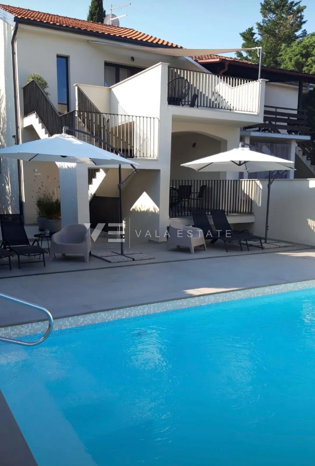 CASA INDIPENDENTE MODERNA CON DUE APPARTAMENTI E PISCINA