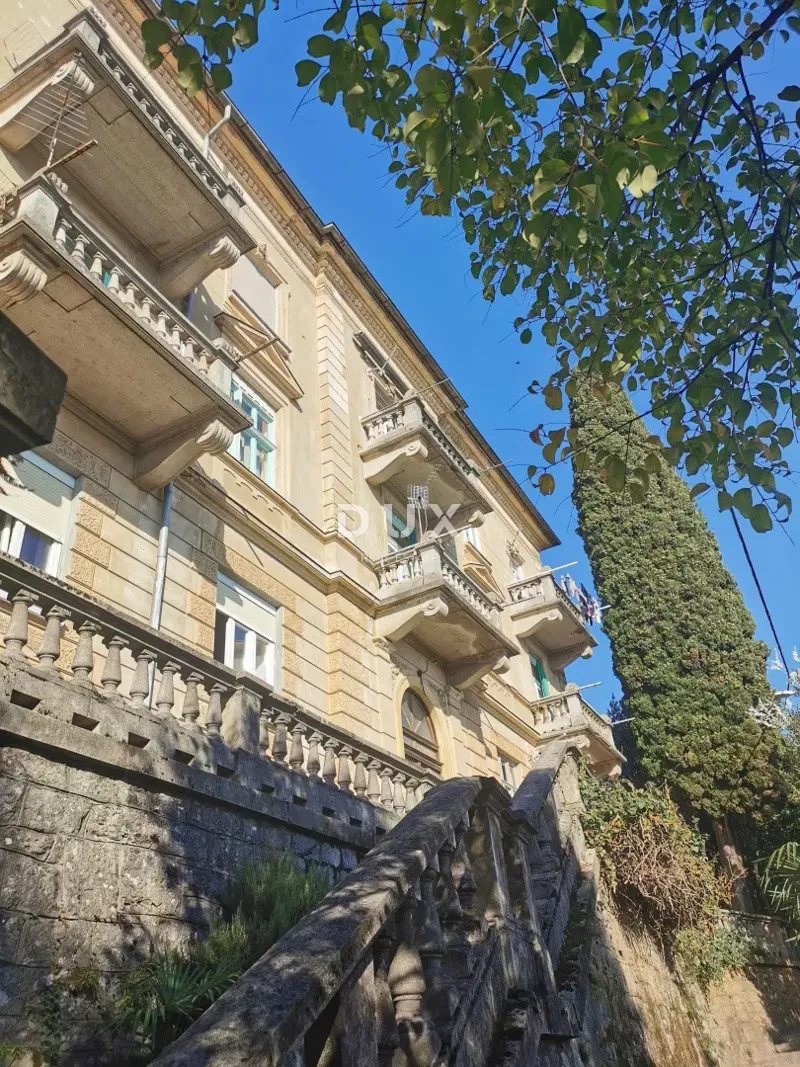 LOVRAN, KÖZPONT - lakás egy régi villa magas padlásán, 80m2 + 20m2 stúdió – 2