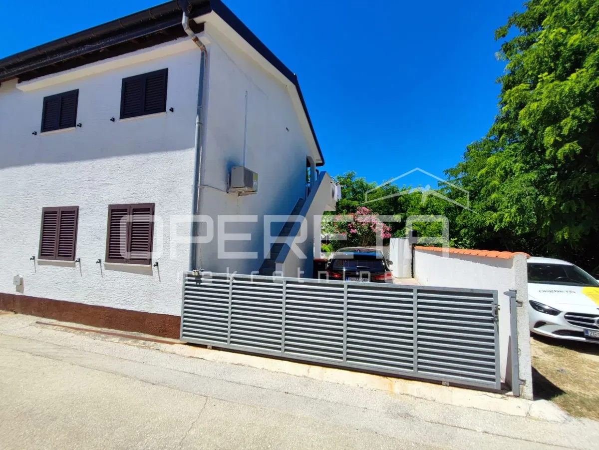 Kuća s dva stana 40 m2 i 30 m2, odvojeni ulazi, 300 m do mora, Ninske Vodice