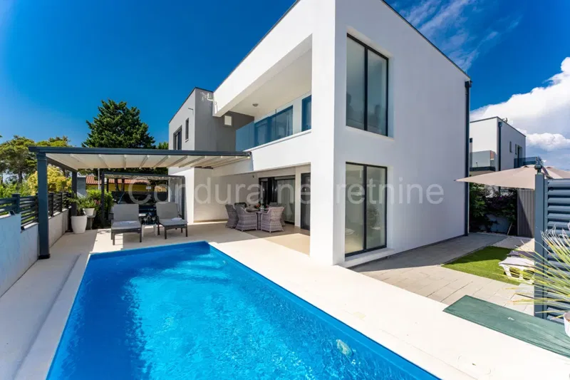 PRIVLAKA - moderna vila s bazenom, 1. red do mora