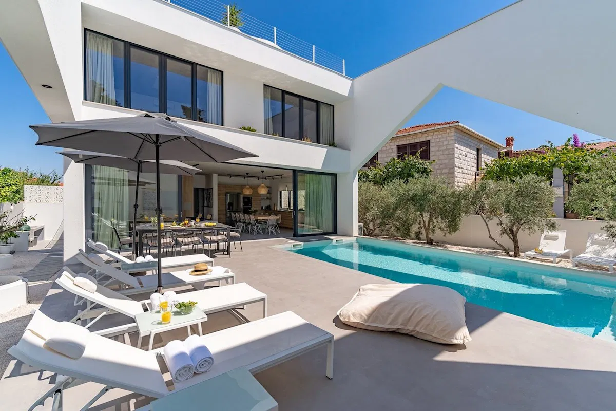 Ekskluzivna moderna vila s bazenom - Vila Sensimar