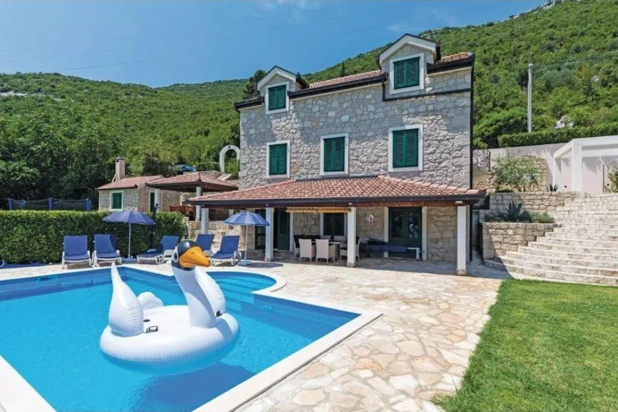 Kamena vila s bazenom okružena prirodom i privatnošću