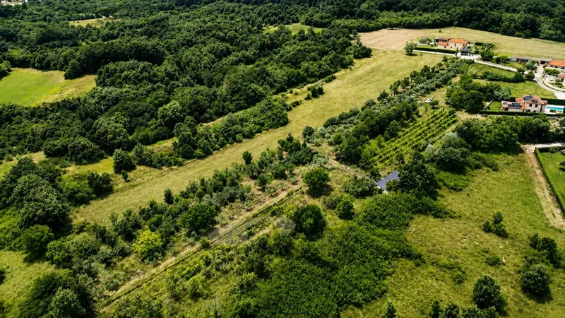 Ackerland mit Obstgarten, legalisierte Anlage, Gemeinde Tinjan