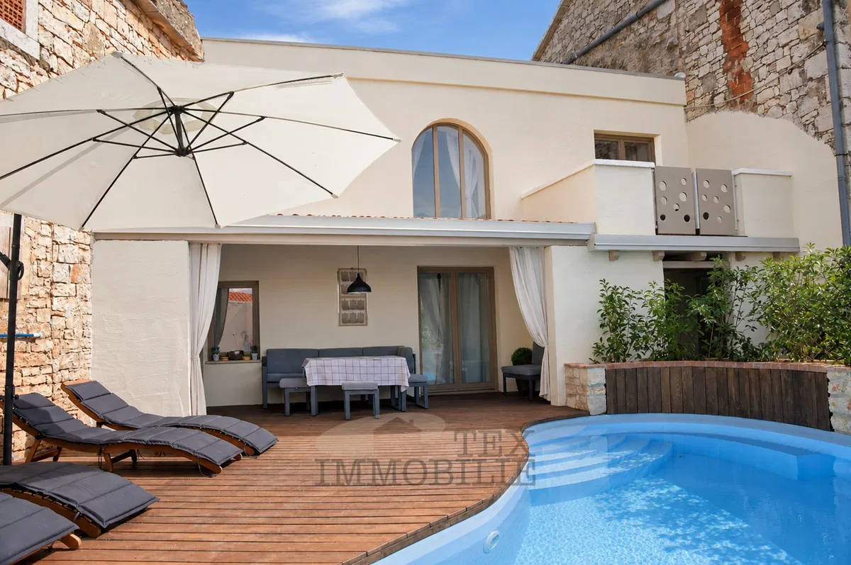 Ein modernes Steinhaus mit Swimmingpool, nur 10 km von Poreč und dem Meer entfernt