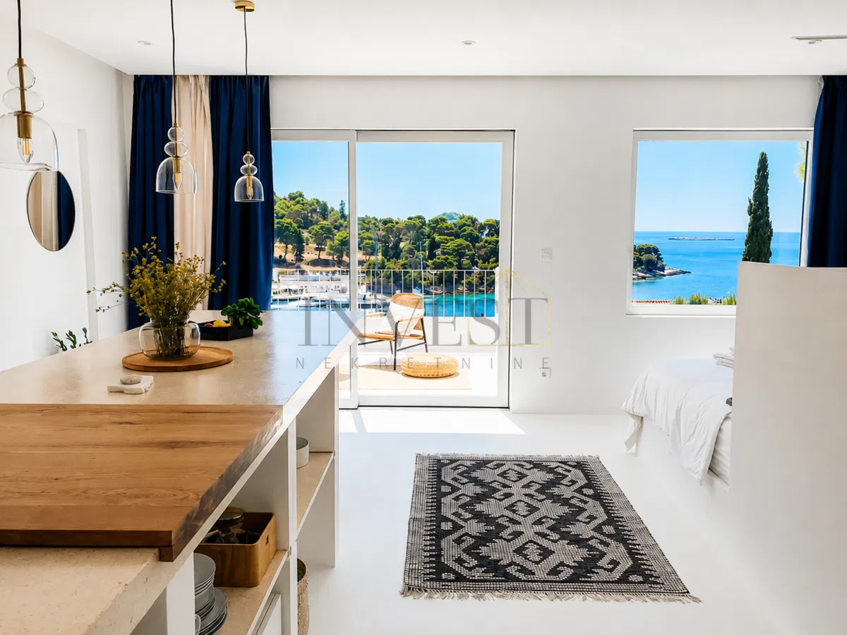 MASLINICA, ŠOLTA – SUVREMENA MEDITERANSKA KUĆA S ČETIRI APARTMANA