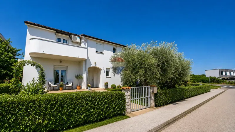 ISTRIA, NOVIGRAD – Apartment House with Building Land, Only 800 m from the Sea – 2
