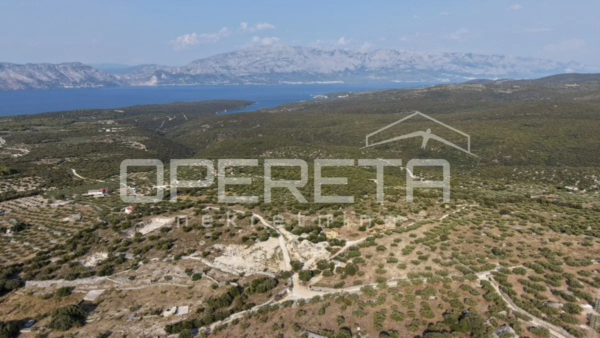Veliko građevinsko zemljište s pravomoćnom dozvolom – otok Brač