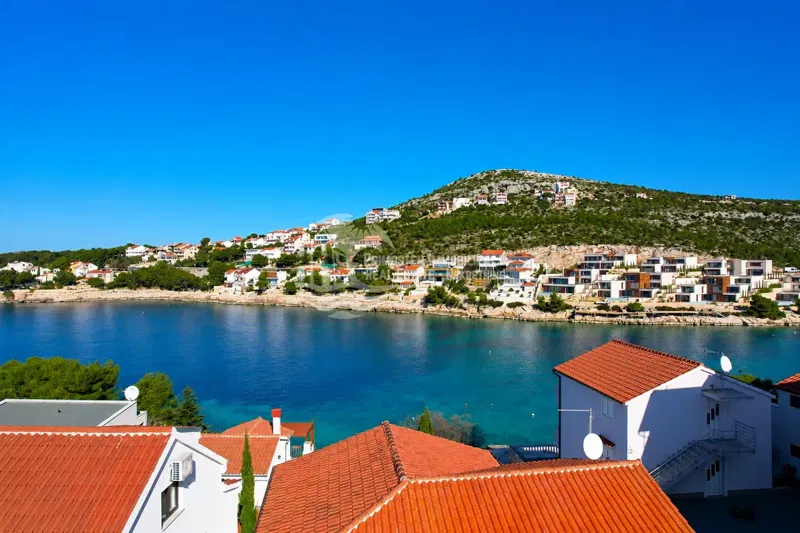 PRIMOŠTEN/Prvi red do mediteranskog ugođaja-Kuća sa vlastitim vezom i panoramskim pogledom