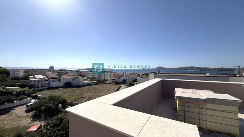 VODICE, novo, 2. nadstropje + strešna terasa, 450 m od plaže, pogled na morje, garaža, shramba – 3