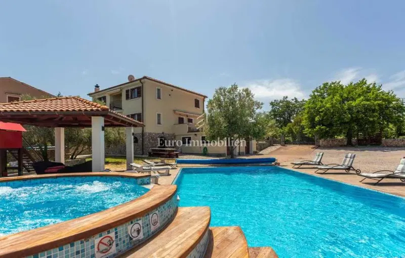 Dobrinj, villa s bazenom and velikom okućnicom! – 2