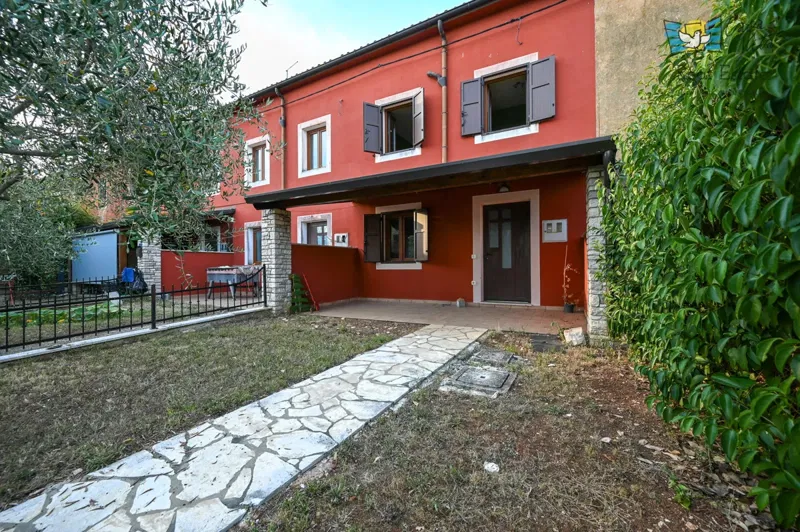 ISTRA, BUJE - opremljena i useljiva kuća u nizu blizu Buja