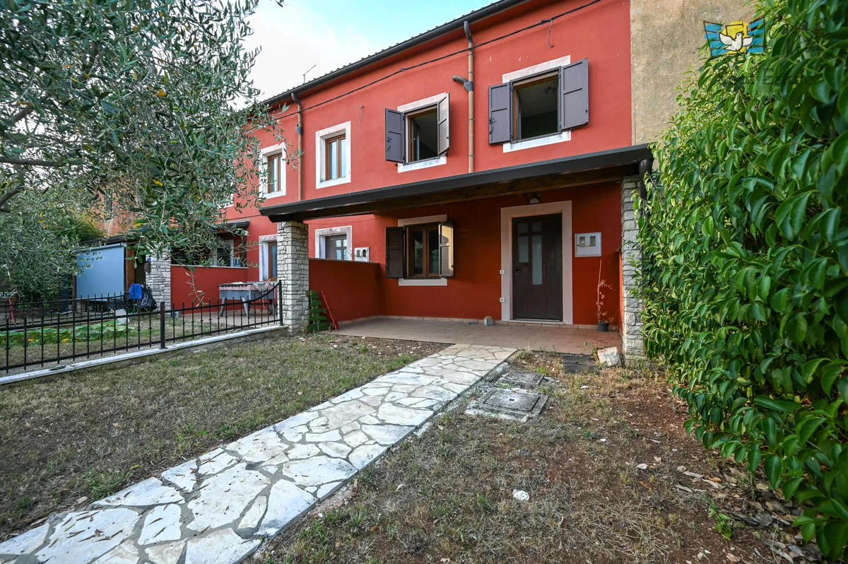 ISTRA, BUJE - opremljena i useljiva kuća u nizu blizu Buja