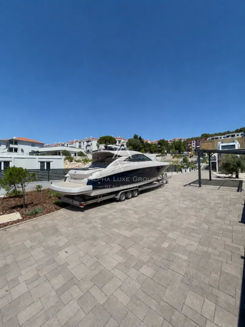 Villa con Due Appartamenti, Terrazza Panoramica, Dependance e Ampio Parcheggio a 150 m dal Mare – 2