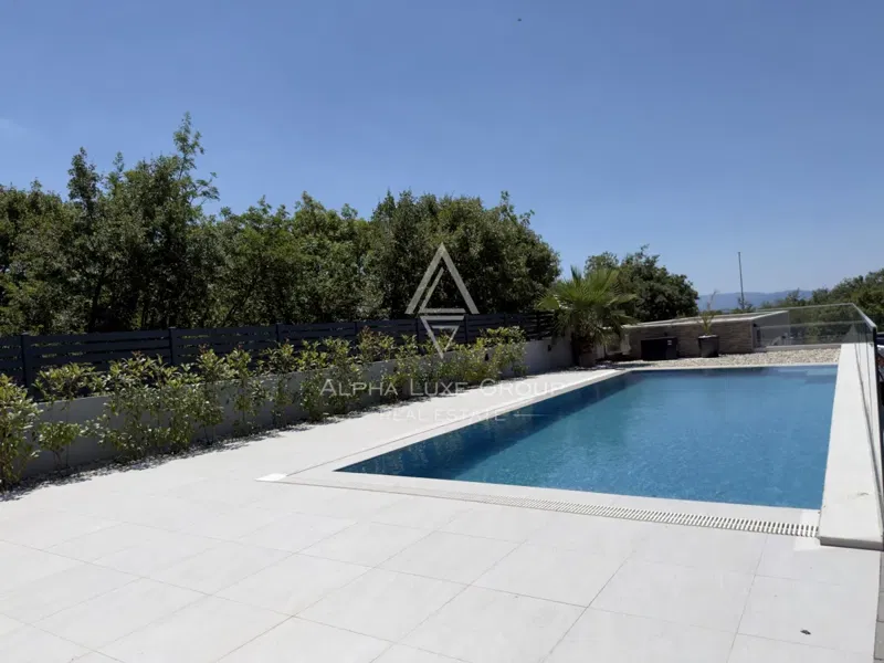 Villa con Due Appartamenti, Terrazza Panoramica, Dependance e Ampio Parcheggio a 150 m dal Mare – 3