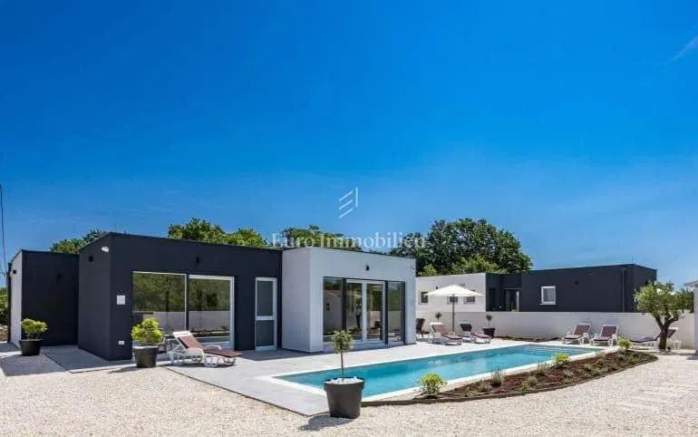 Villa moderna su un unico livello con piscina riscaldata e impianto fotovoltaico nei pressi di Svetvinčenat. – 2