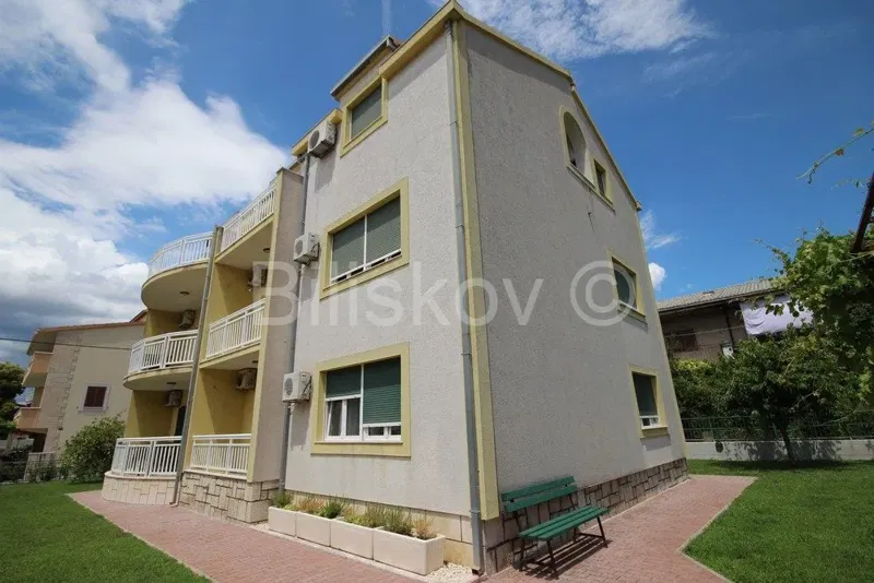 Kaštel Lukšić, obiteljska kuća s 2 stana i 3 apartmana, prodaja