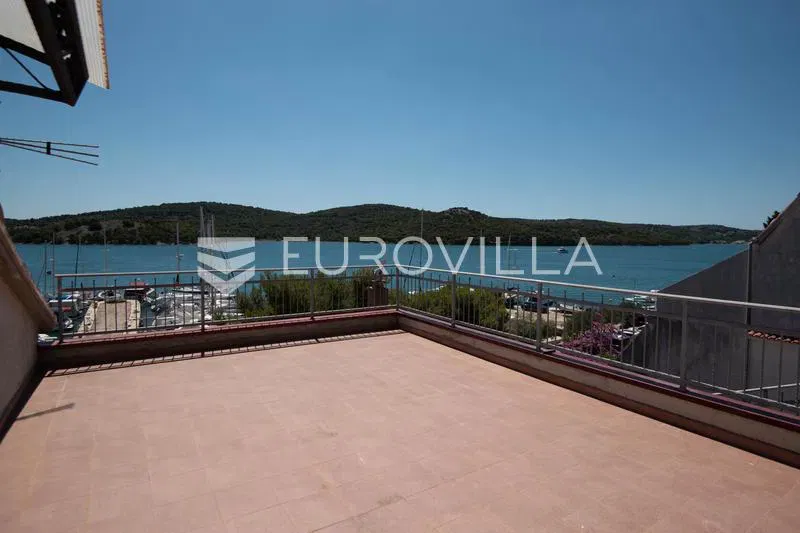 Tisno, ekskluzivna apartmanska kuća prvi red do mora s panoramskim pogledom i brodicom