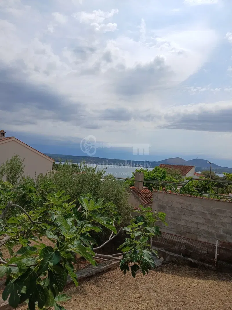 Raslina kuća sa pogledom i velikim potencijalom blizu plaže