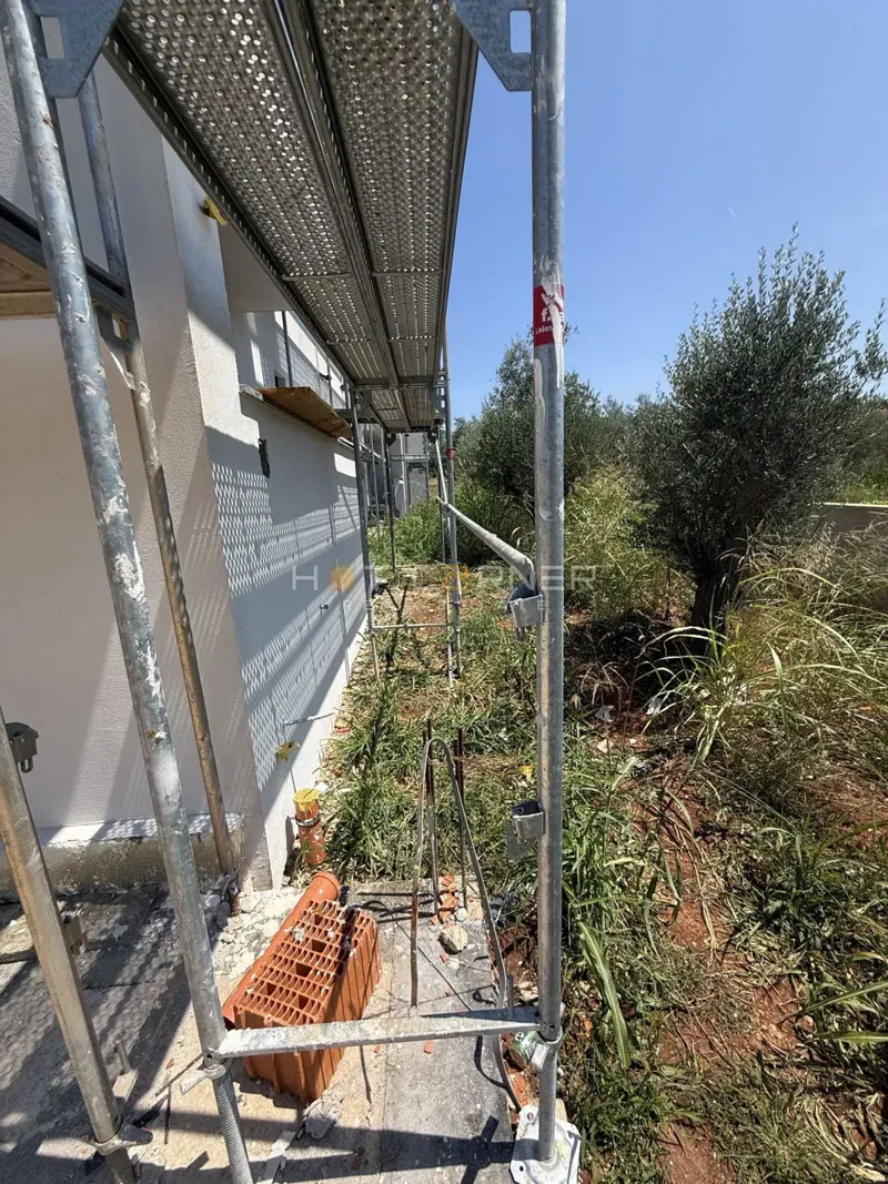 Veli Vrh – novogradnja, lijep prizemni 2SS stan s 40 m2 vrta