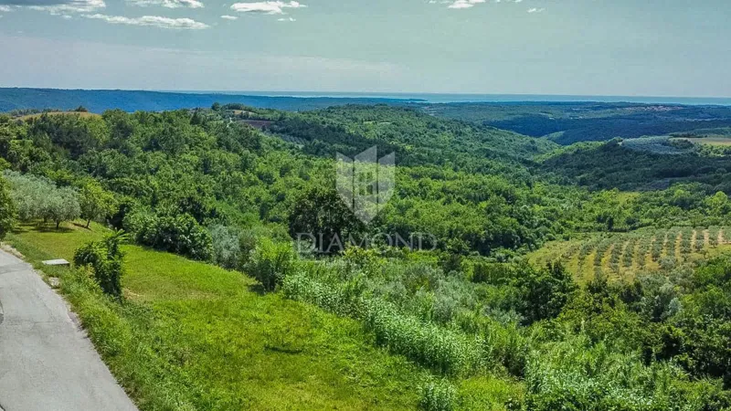 Buje, terreno con permesso di costruzione e vista panoramica sul mare! – 2