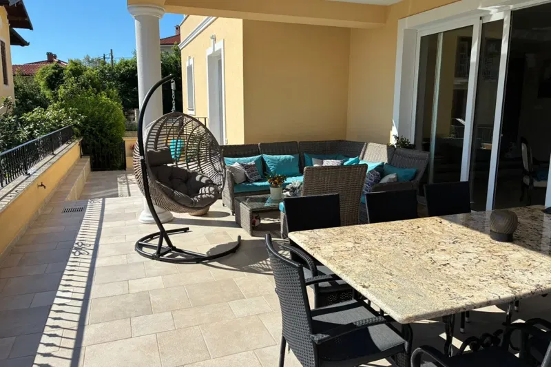 Appartamento duplex di lusso in un'elegante villa con piscina – 2