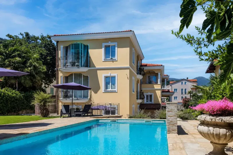 Appartamento duplex di lusso in un'elegante villa con piscina – 3